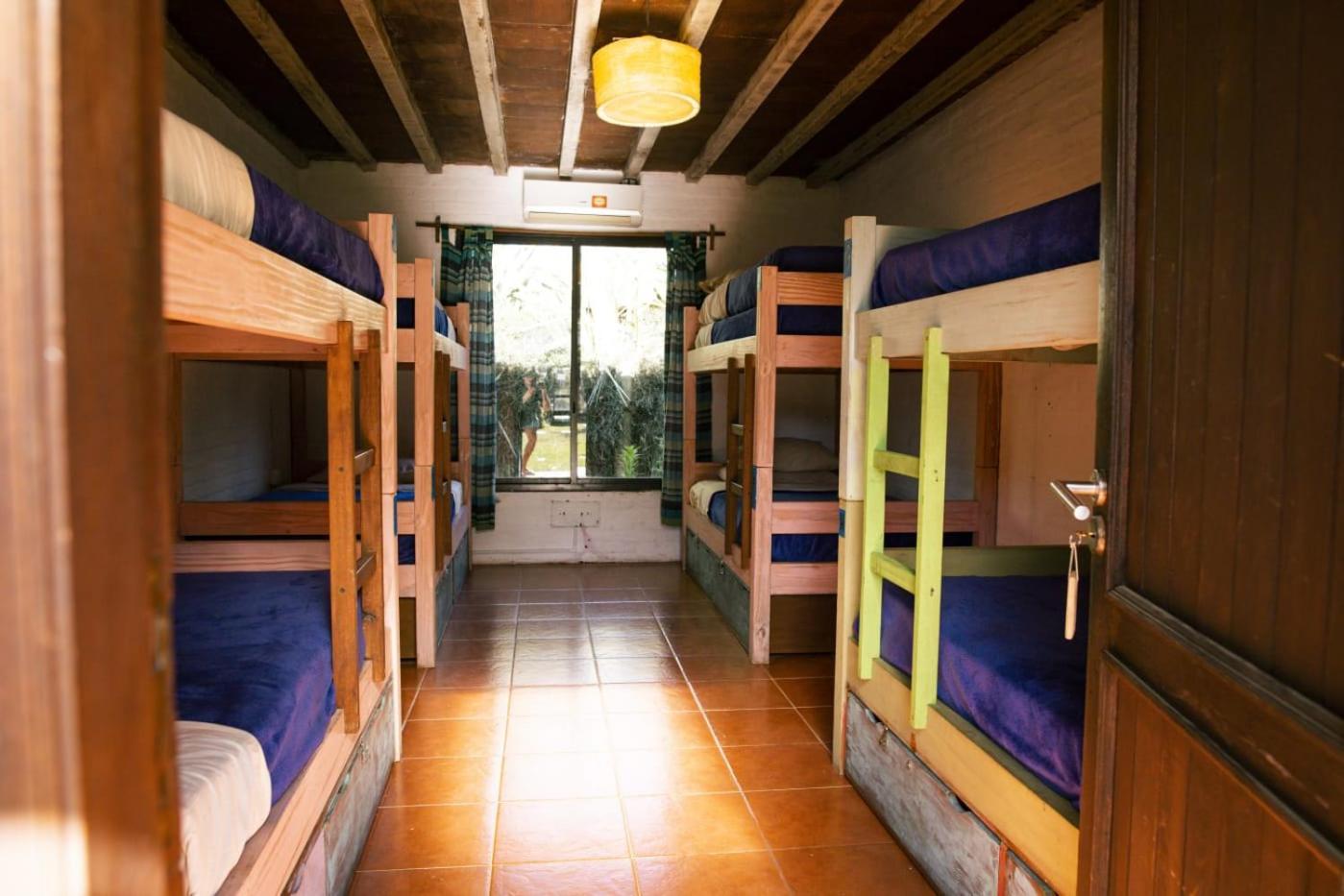 La Quinta Hostel & Suites Manantiales Extérieur photo